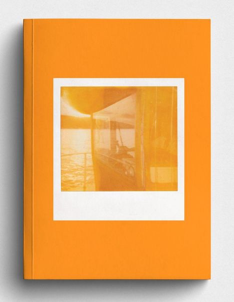 Orange Buchcover mit einem eingefügten, verblassten Foto einer Landschaft bei Sonnenuntergang am Wasser.