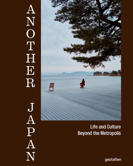 "ANOTHER JAPAN", "Life and Culture Beyond the Metropolis". Eine Person sitzt auf einem Holzsteg am Wasser, daneben ein leerer Stuhl.