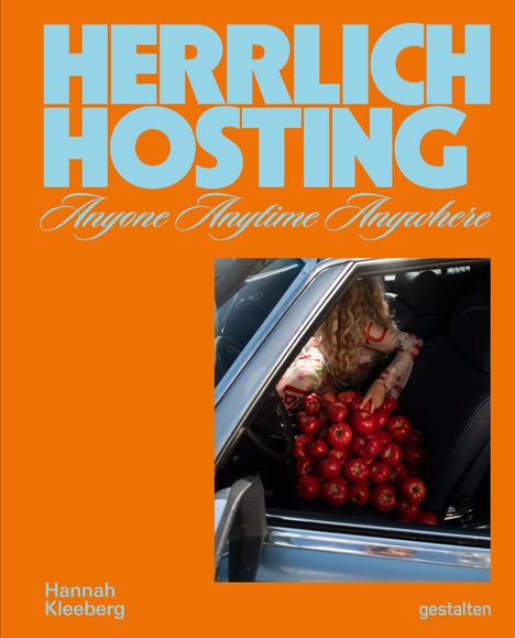 "HERRLICH HOSTING" in großen blauen Buchstaben, "Anyone Anytime Anywhere" in geschwungener Schrift. Frau mit Tomaten im Auto.