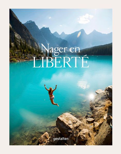 Text: "Nager en LIBERTÉ", "gestalten". Eine Person springt von einem Felsen in türkisfarbenes Wasser, umgeben von Bergen.