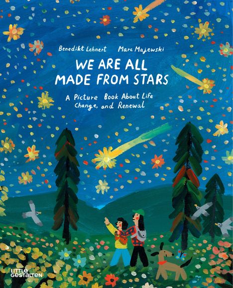 Covertext: "WE ARE ALL MADE FROM STARS" vor sternenklarem Himmel und Natur. Zwei Menschen, Hund, Vögel, Blumen.