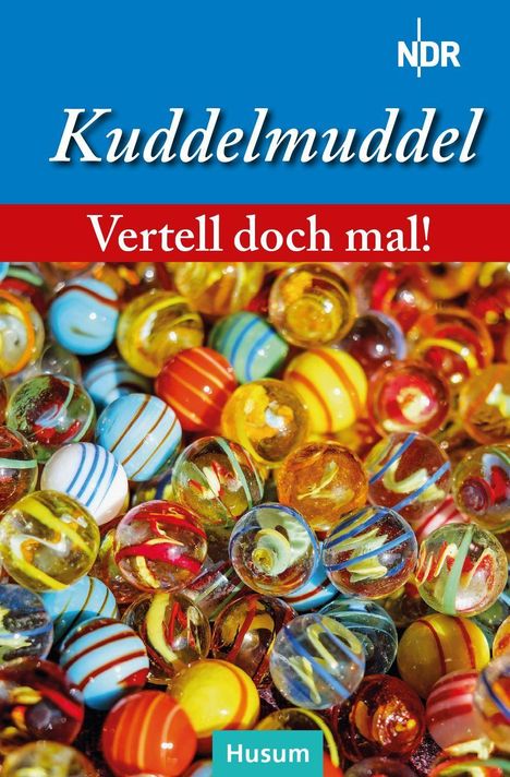 „Kuddelmuddel“, „Vertell doch mal!“, „Husum“. Bunte Glasmurmeln in verschiedenen Farben und Mustern.