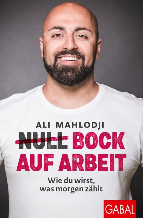 ALAI MAHLODGI, NULL BOCK AUF ARBEIT, Wie du wirst, was morgen zählt. Mann mit Bart und Glatze lächelt.
