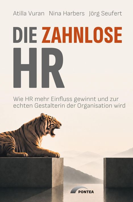 „Die zahnlose HR“ in großen Buchstaben, Tiger auf Podest, neblige Berge im Hintergrund, Logo: PONTEA.