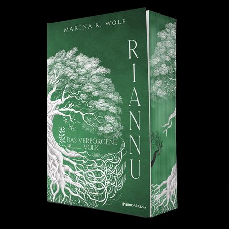 „MARINA K. WOLF, RIANNU, DAS VERBORGENE VOLK, HYBRID VERLAG“. Ein großes, verwobenes Baumdesign auf grünem Hintergrund.