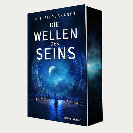 „Die Wellen des Seins“ von Ulf Fildebrandt. Science-Fiction-Cover mit futuristischer Stadt, Person und Planeten.