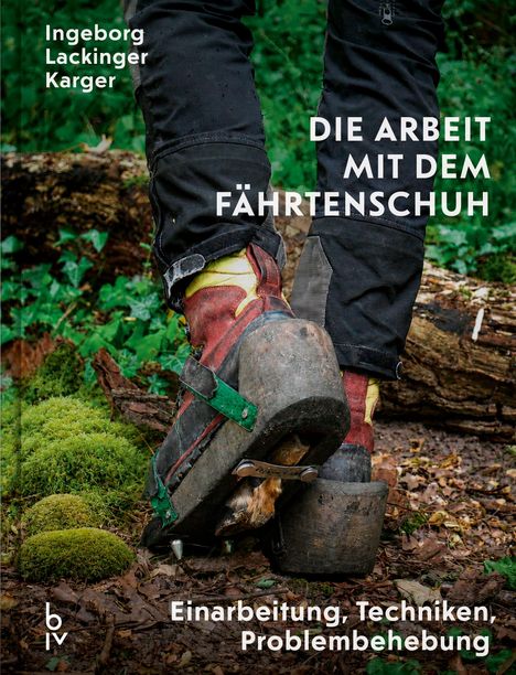Buchcover: "Die Arbeit mit dem Fährtenschuh" von Ingeborg Lackinger Karger; zeigt Schuhe im Wald, Details und Techniken.