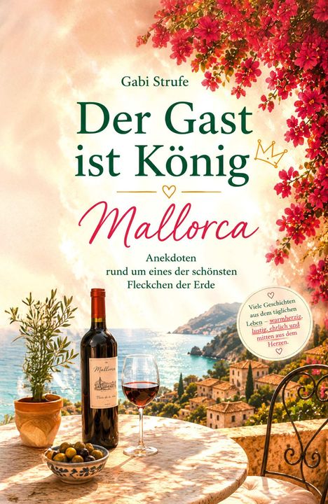 „Der Gast ist König – Mallorca“: Anekdoten mit Weinflasche, Weinglas, Oliven, roter Blütenpracht und Küstenlandschaft im Hintergrund.