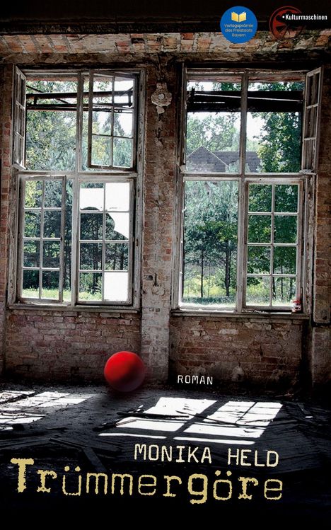 Titel: "Trümmergöre" von Monika Held. Alte Fabrikfenster, draußen Bäume, drinnen ein roter Ball auf dem Boden.