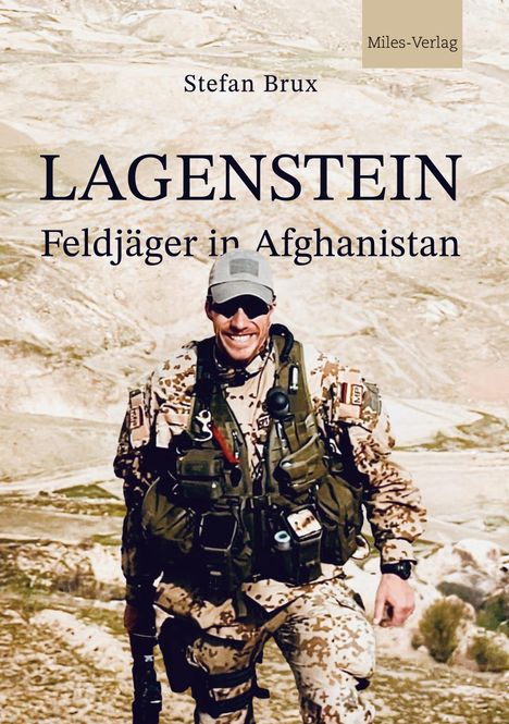 Titel: LAGENSTEIN, Untertitel: Feldjäger in Afghanistan. Ein Soldat in Wüstenkleidung und Ausrüstung lächelt.