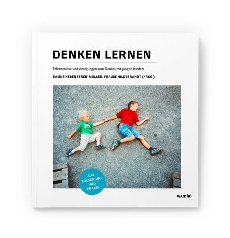 Titel: "DENKEN LERNEN" mit Untertitel über Denken mit Kindern. Ein Kind in grüner Kleidung hält die Hand eines älteren Kindes.