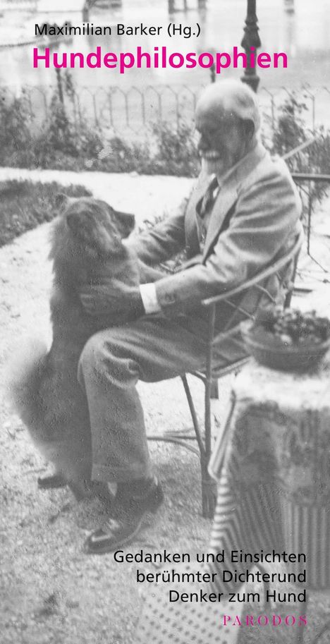 Maximilian Barker (Hg.), Hundephilosophien. Ein Mann sitzt mit einem Hund vor einem Tisch im Freien.