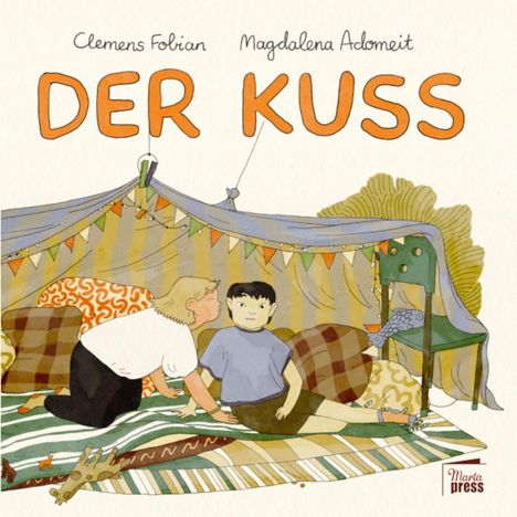 Eine bunte Illustration zeigt zwei Kinder im Zelt; oben steht "Der Kuss", darunter die Namen Clemens Fabian und Magdalena Adomeit.