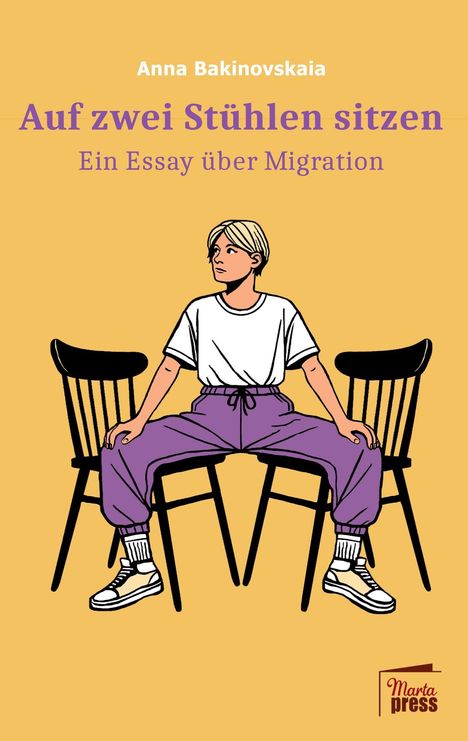 Titel: "Auf zwei Stühlen sitzen: Ein Essay über Migration". Illustration: Person sitzt breitbeinig auf zwei Stühlen.