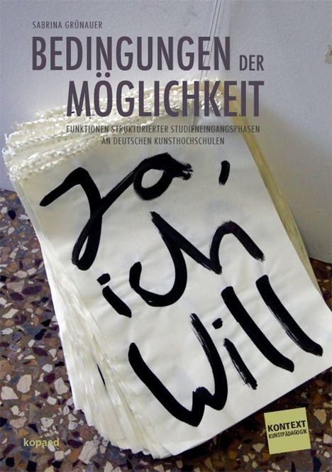 "Bedingungen der Möglichkeit", "Ja, ich will". Stapel Papierblätter auf Terrazzoboden. Konzeptkunst.