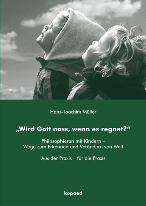 „Wird Gott nass, wenn es regnet?“ Kinder schauen lachend in den Himmel, ein Kind mit Kapuze, das andere mit lockigem Haar.