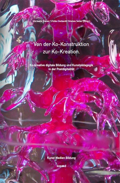 Text: "Von der Ko-Konstruktion zur Ko-Kreation. Ko-kreative digitale Bildung und Kunstpädagogik in der Postdigitalität."  

Im Hintergrund sind rosa, organisch anmutende Formen in einer gläsernen Struktur zu sehen.