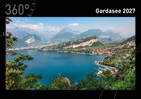 Text: "360°", "Gardasee 2027". Darstellung einer malerischen Seelandschaft mit Bergen und einer Küstenstadt.
