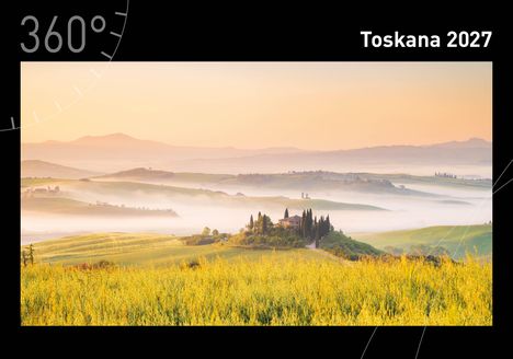 „Toskana 2027“ oben rechts. Hügelige Landschaft im Nebel mit Zypressen und einem Bauernhaus.