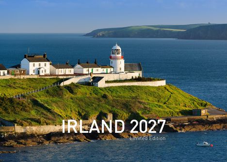 IRLAND 2027, Limited Edition. Küste mit Leuchtturm, weißen Häusern und grünen Klippen am blauen Meer.