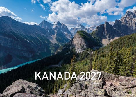 Text „KANADA 2027 Limited Edition“. Gebirgslandschaft mit bewaldeten Tälern und felsigen Gipfeln unter blauem Himmel.