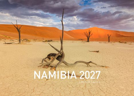 Text: "NAMIBIA 2027 Limited Edition." Karge Wüste mit vertrockneten Bäumen und orange Dünen unter dramatischem Himmel.