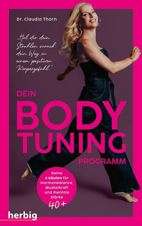 „Dein Body Tuning Programm“, Zitat von Dr. Claudia Thorn. Frau in Jeansanzug vor pinkem Hintergrund.