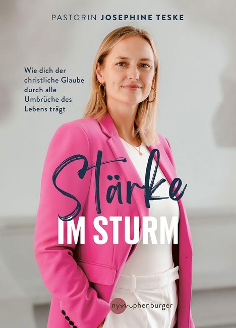 PASTORIN JOSEPHINE TESKE, Stärke im Sturm. Frau in pinkem Blazer, links Text zur christlichen Glaubensstärke.