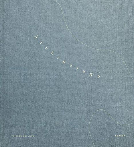 Text: „Archipelago“ mittig schräg. Unten links „Yolanda del Amo“. Hintergrund: Blaugraues Gewebe mit dünnen Linien.