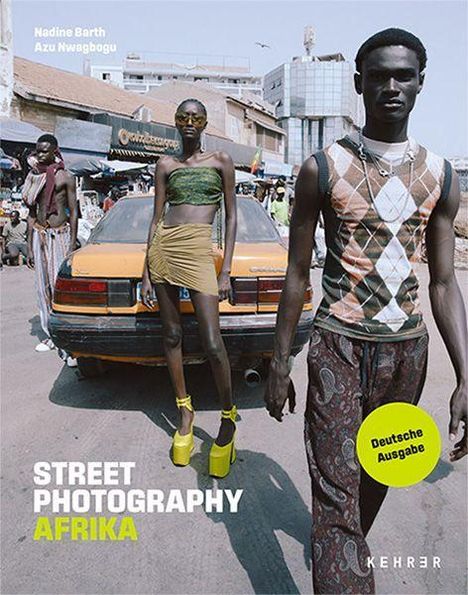 "Street Photography Afrika" in weißer Schrift. Zwei modisch gekleidete Menschen posieren vor einem Auto auf belebter Straße.