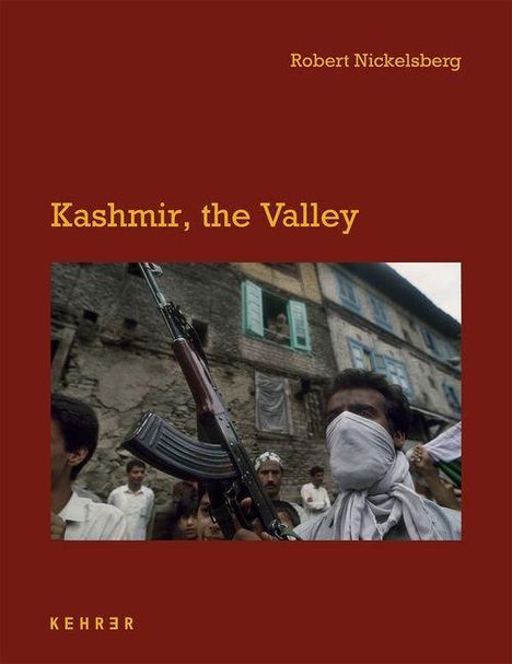 **Kashmir, the Valley** von Robert Nickelsberg, Personen mit Gewehren und verdeckten Gesichtern in einer Straße.