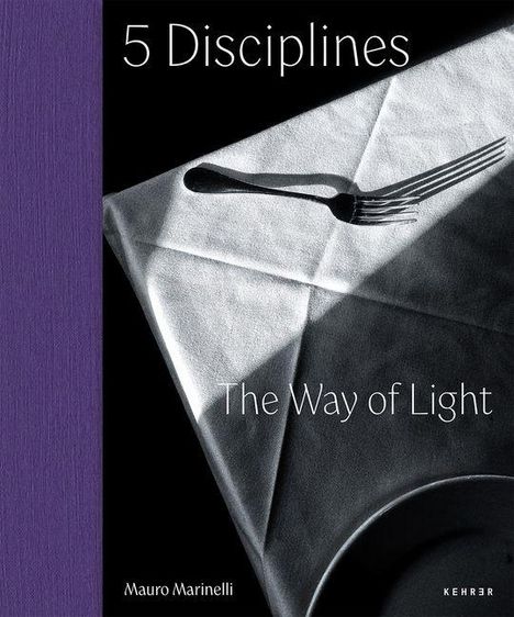 "5 Disciplines", "The Way of Light", "Mauro Marinelli". Gabel auf einer Serviette, diagonal ausgerichtet.