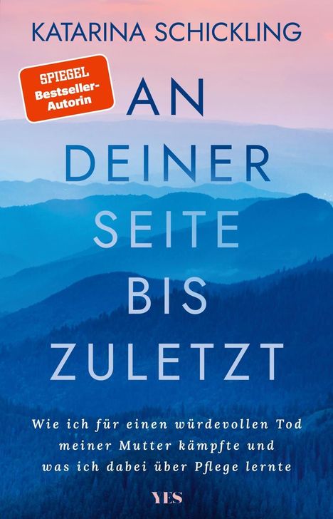 Titel "An deiner Seite bis zuletzt" von Katarina Schickling, Auszeichnung "Spiegel Bestseller-Autorin". 

Hintergrund: Blaue Berglandschaft.