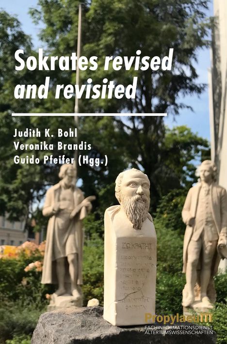 „Sokrates revised and revisited“ von Judith K. Bohl, Veronika Brandis, Guido Pfeifer. Statuen im Hintergrund.