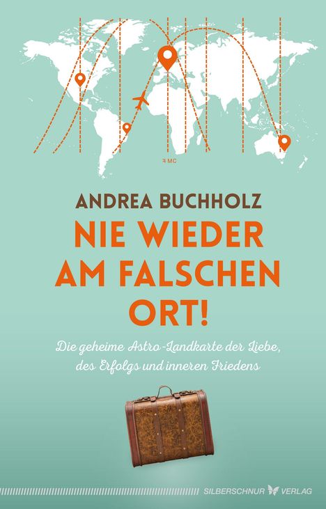 Oben: Weltkarte mit orangen Markierungen. Text: "ANDREA BUCHHOLZ, NIE WIEDER AM FALSCHEN ORT!" Unten: Ein brauner Koffer.