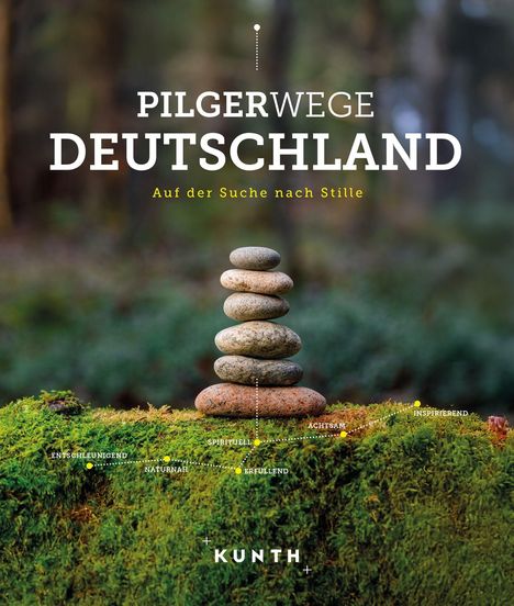 „PILGERWEGE DEUTSCHLAND - Auf der Suche nach Stille“. Ein Steinhaufen auf moosbedecktem Untergrund, natürlicher Hintergrund.