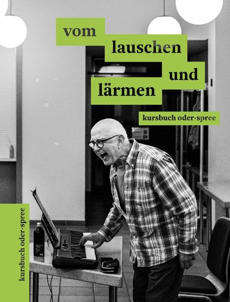 Texte: "vom lauschen und lärmen", "kursbuch oder-spree". Ein Mann singt laut an einem Keyboard.