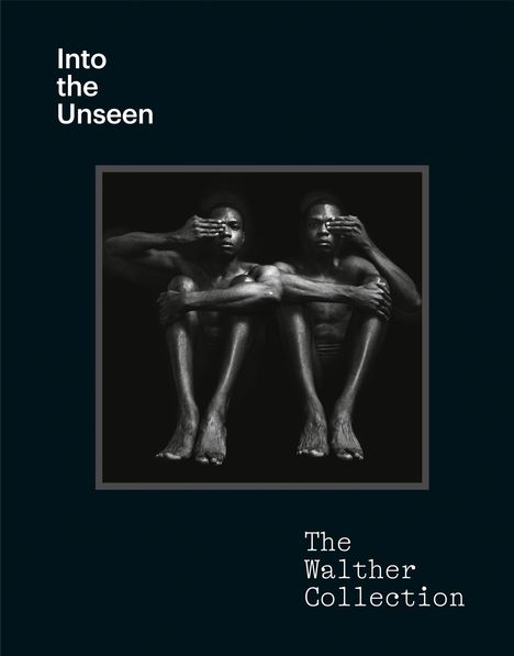 Text: "Into the Unseen" und "The Walther Collection". Zwei Personen sitzen, jeweils ein Auge verdeckt, in kontrastierendem Licht.