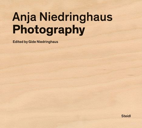 Schwarzer Text auf Holzmaserung: "Anja Niedringhaus Photography. Edited by Gide Niedringhaus". Unten rechts steht "Steidl".