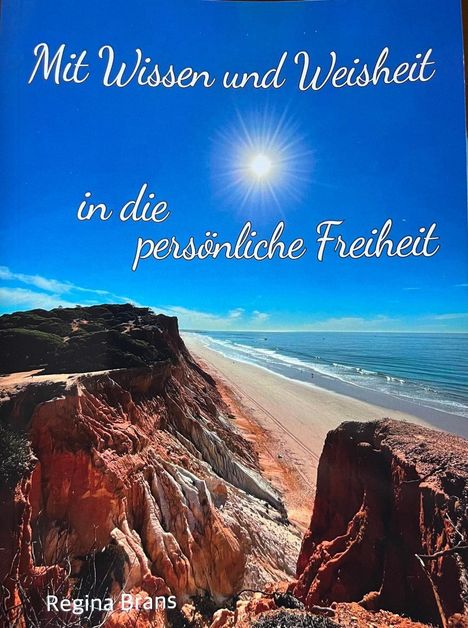 „Mit Wissen und Weisheit in die persönliche Freiheit“ vor einer sonnigen Küste mit roten Klippen.