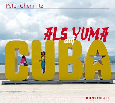 Text: "Peter Chemnitz", "ALS YUMA auf CUBA", "KUNSTBLATT". Gelbe, große Buchstaben "CUBA" am Wasser mit Kindern.