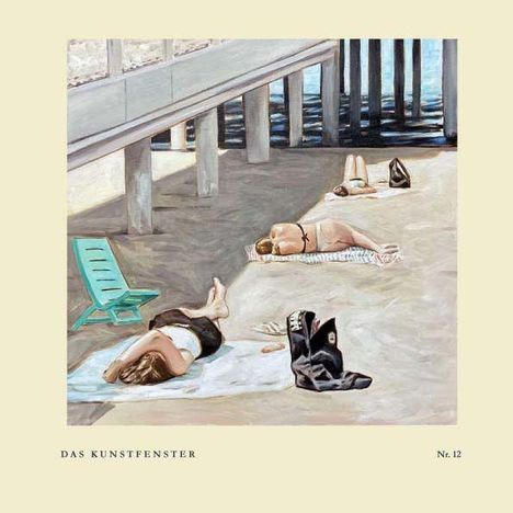 Texte: "DAS KUNSTFENSTER", "Nr. 12". Drei Menschen liegen auf Handtüchern unter einem Steg im Sand, eine grüne Liege daneben.
