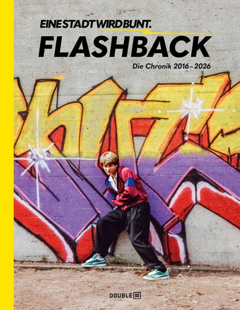 Text: "EINE STADT WIRD BUNT. FLASHBACK Die Chronik 2016–2026." Person vor bunter Graffiti-Wand in sportlicher Kleidung.