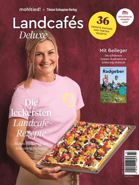 „Landcafés Deluxe: Die leckersten Landcafé-Rezepte. Süßes Backwerk aus Schleswig-Holstein.“  
Frau hält Obstkuchen.