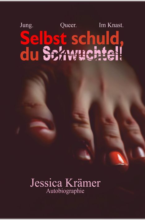 Texte: "Jung. Queer. Im Knast." "Selbst schuld, du Schwuchtel!" "Jessica Krämer, Autobiographie." Dunkles Bild von Händen.