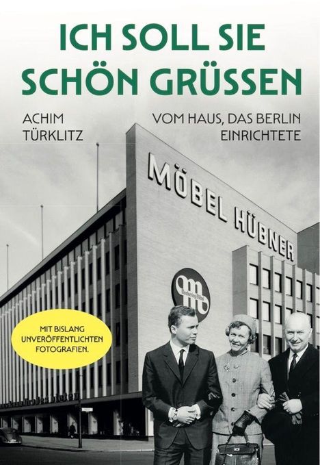 Ich soll Sie schön grüßen. Achim Türklitz. Vom Haus, das Berlin einrichtete. Möbel Hübner. Foto von einem Gebäude und drei Personen.