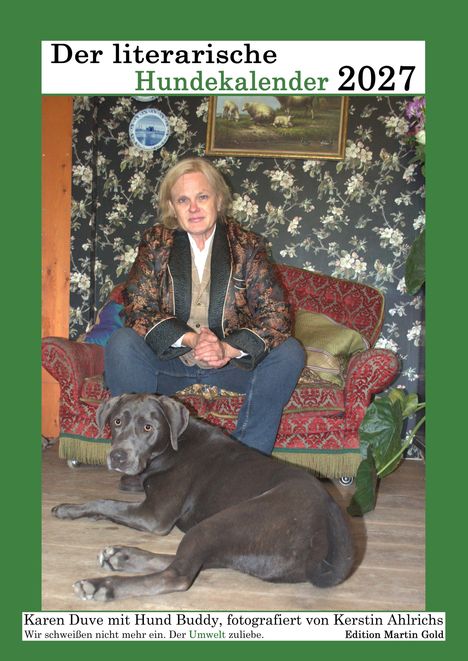 „Der literarische Hundekalender 2027.“ Frau auf Sofa, Hund davor, Innenraum mit gemusterten Wänden und Gemälde.