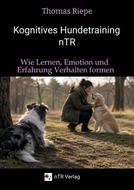 Kognitives Hundetraining nTR. Frau kniet vor Hund, zweiter Hund sitzt daneben im Wald. Verlagslogo unten.
