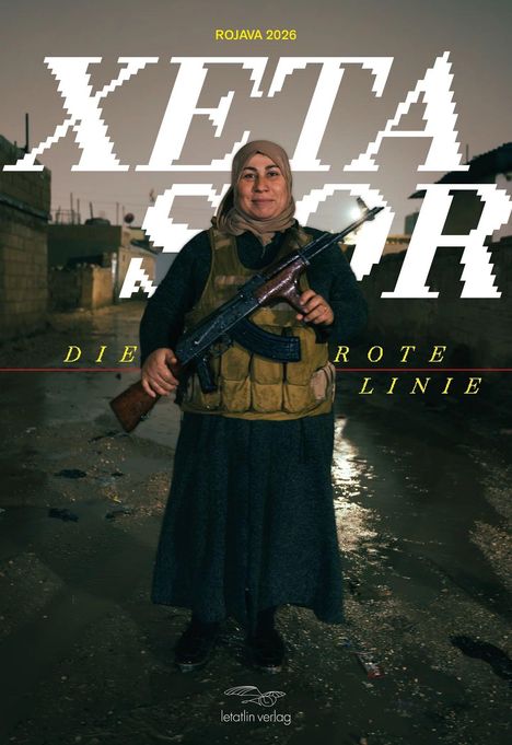 "ROJAVA 2026" und "DIE ROTE LINIE". Eine Frau in Tarnweste mit Gewehr, düsterer Hintergrund in einer nassen Umgebung.