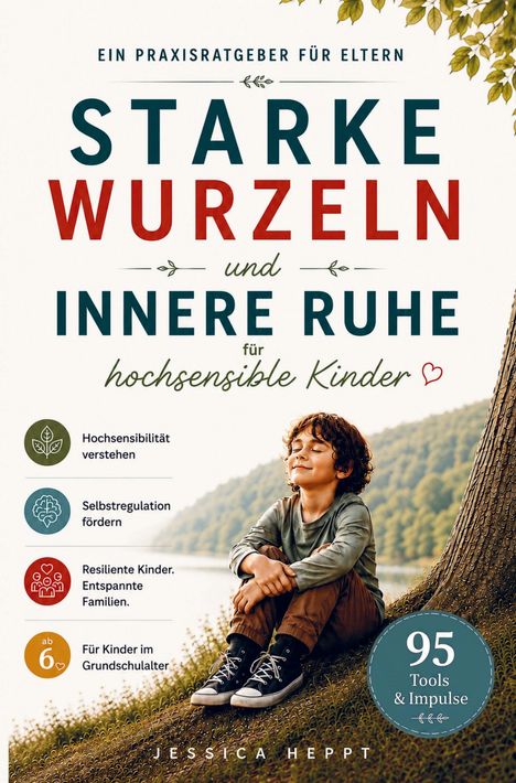 „Starke Wurzeln und innere Ruhe für hochsensible Kinder.“ Ein Junge sitzt lächelnd an einem Baum.